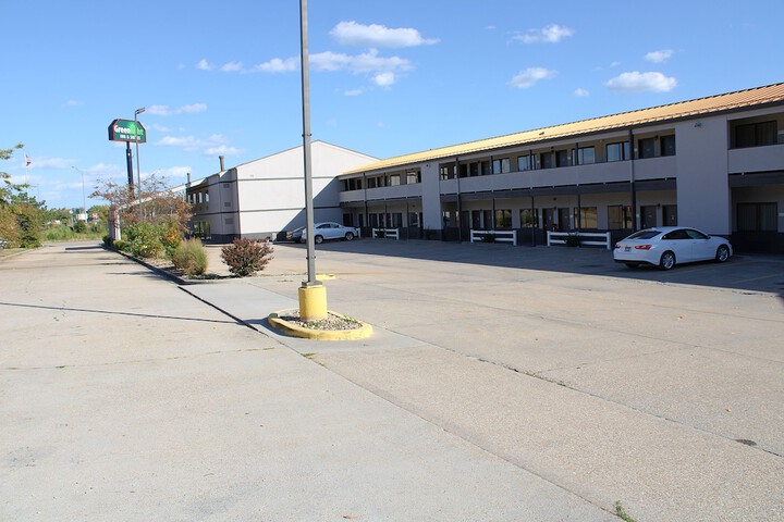 Greenlight Inn & Suites