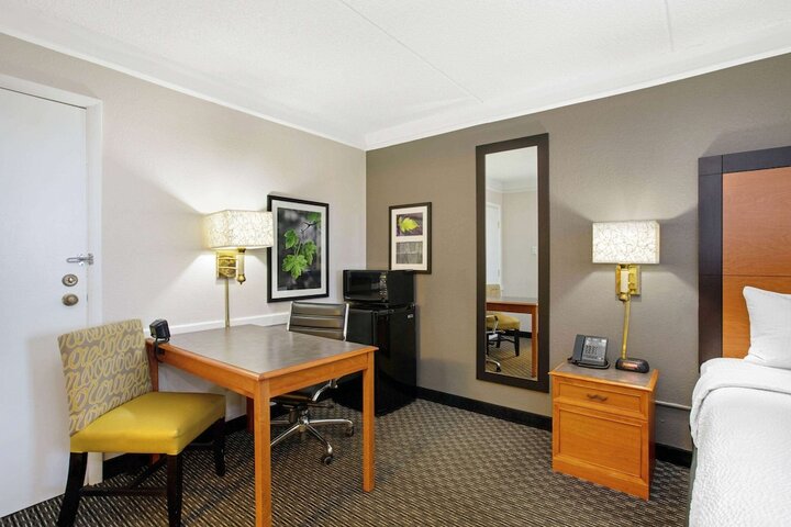Room 17 of 38