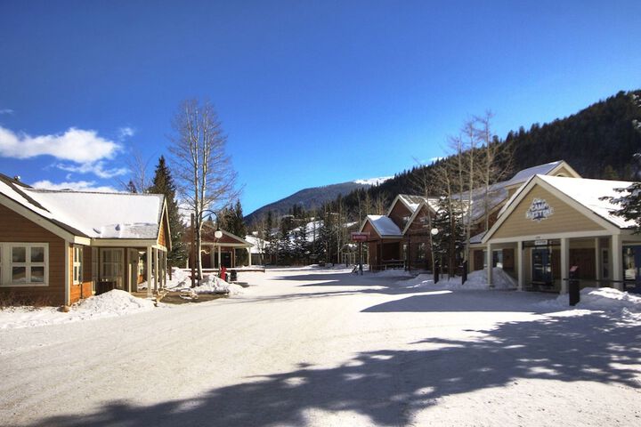 2759 Slopeside 1 Bedroom Condo by RedAwning