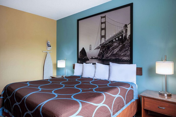 Super 8 by Wyndham Salisbury