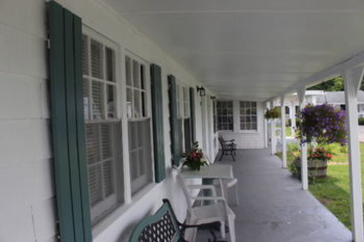 Sheas Riverside Inn & Motel