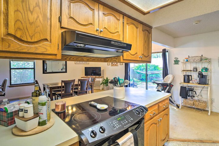 Family-friendly Broken Arrow Retreat w / Yard!