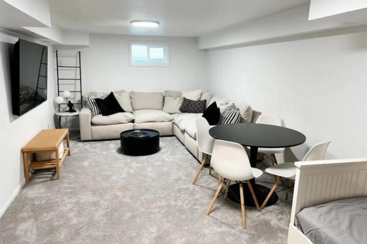 Entire Home near SLC. Family Friendly & King Suite