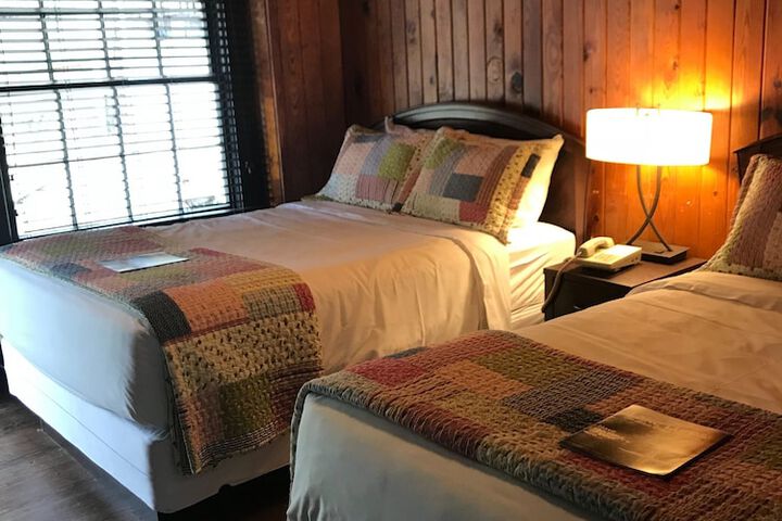 The Riverside Lodge at Chimney Rock