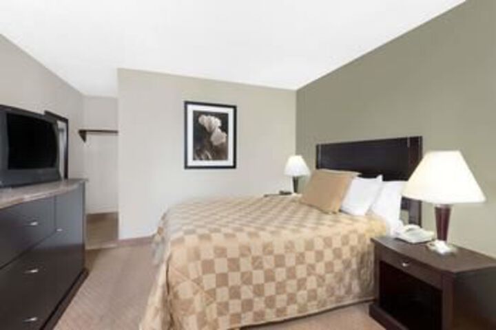 Super 8 by Wyndham Brook Park / Cleveland