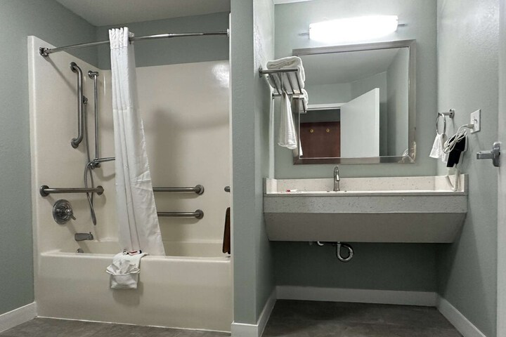 Days Inn & Suites by Wyndham Jennings