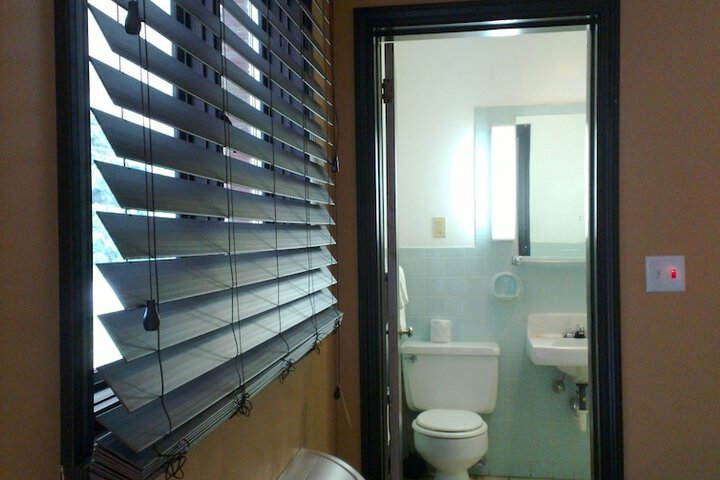Room 30 of 33