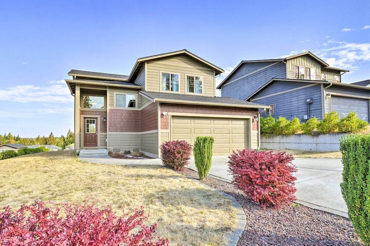 Pet-friendly Poulsbo Abode w / Mountain Views!