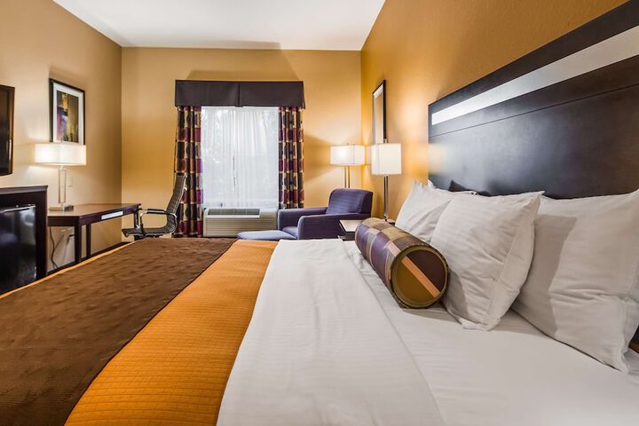 Best Western Plus Kenedy Inn
