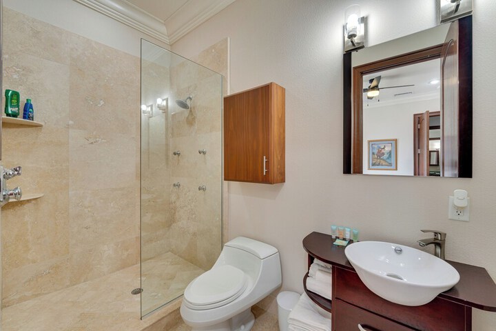 Groveland Home w / Pool: Luxurious Lakefront Oasis!