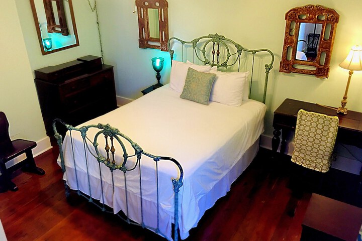 Room 44 of 100
