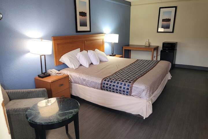 Room 33 of 86