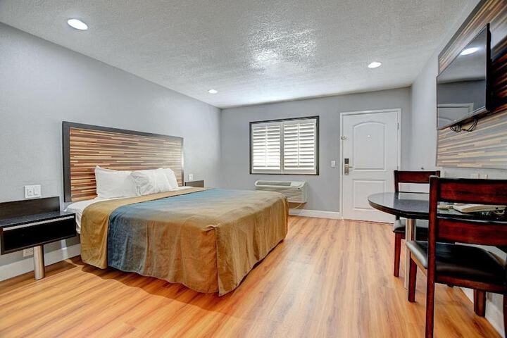 Room 6 of 18