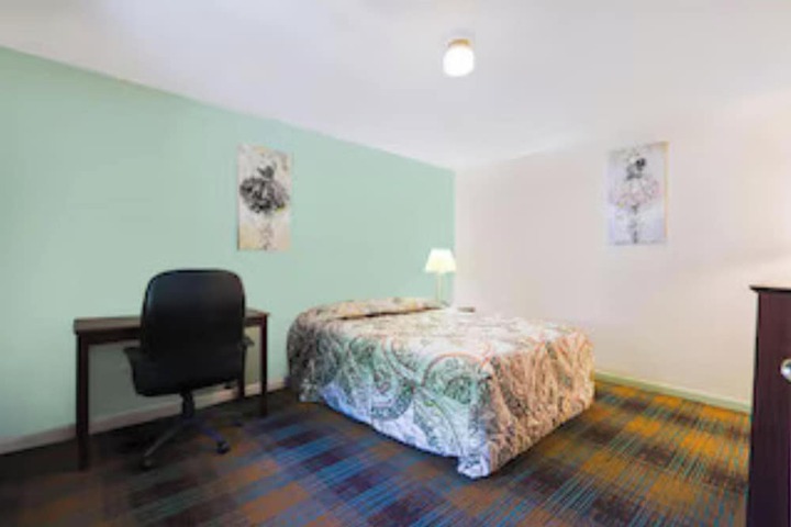 Room 6 of 12