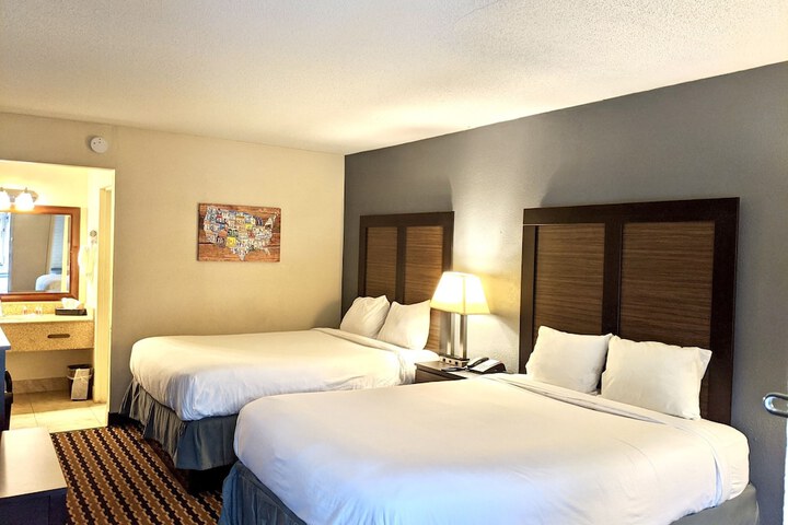 Travelers Inn & Suites Forest City