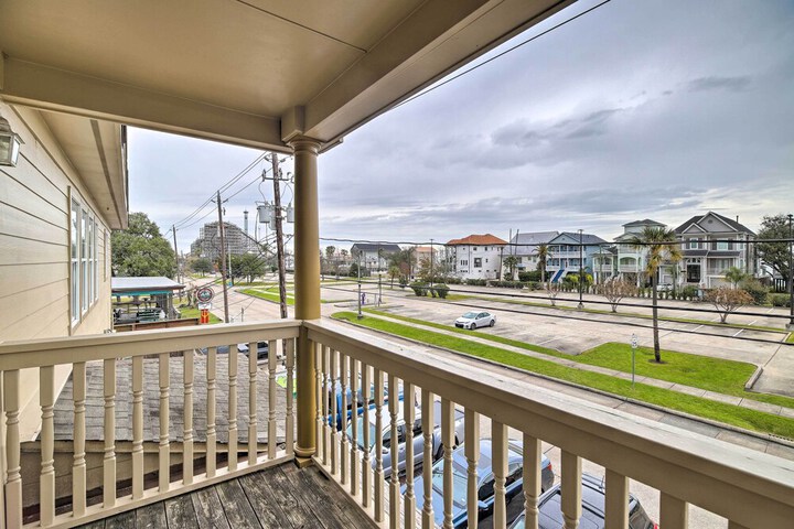 Apt w / Balconies - Steps to Kemah Boardwalk!