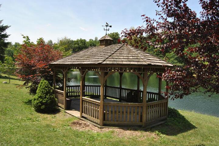 Robin Hill Camping Resort One-Bedroom Cottage 8