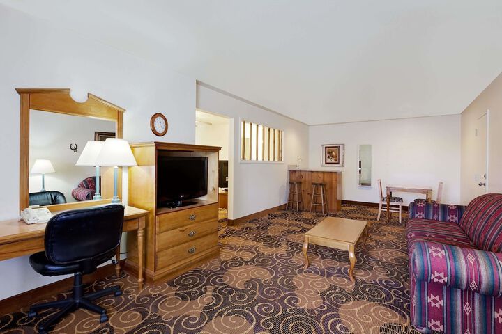 Room 7 of 18
