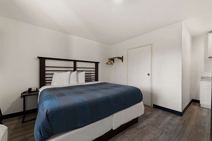 Room 13 of 36