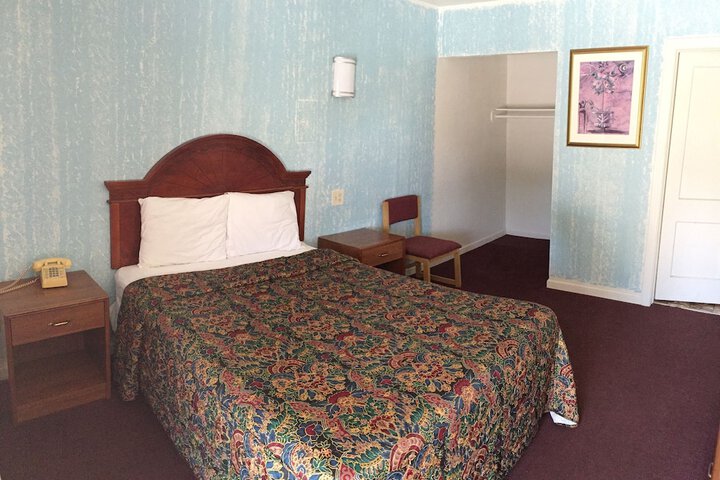 Room 17 of 33