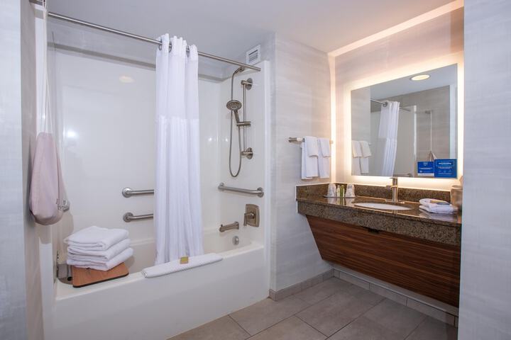 DoubleTree by Hilton Bay City - Riverfront