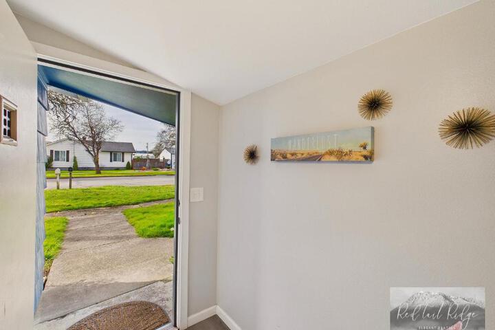 Main St. New with AC Monthly stays Charming Cottage KING BED