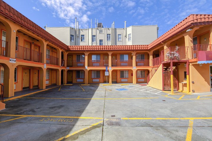 Hotel Exterior 36 of 39
