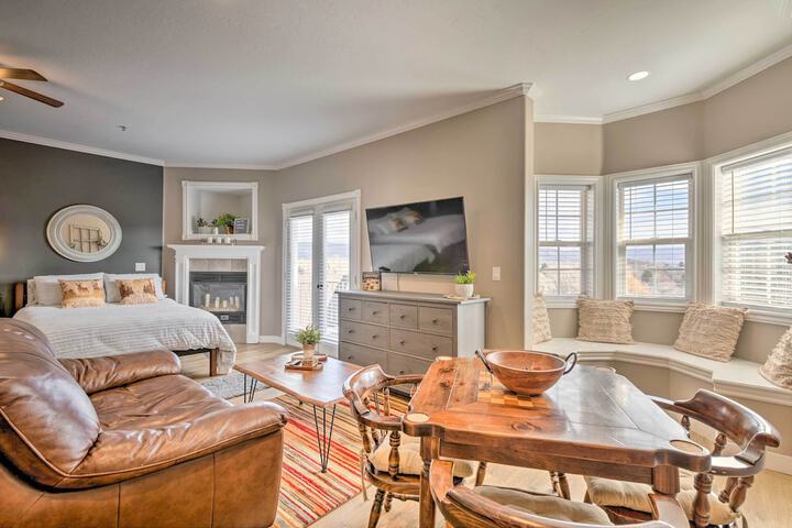 Large Cozy Midway Studio w / Mountain Views!