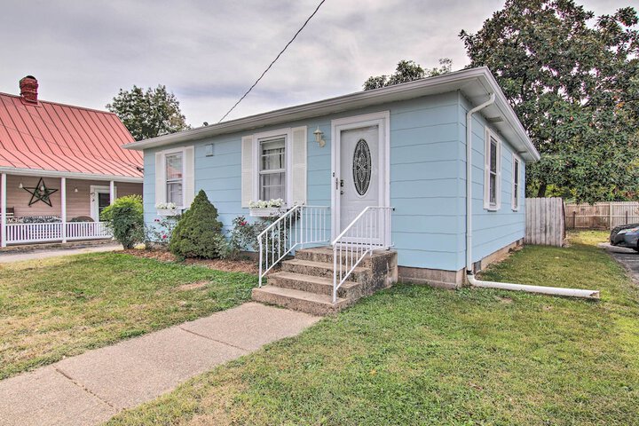 Cottage w / Yard Walk to Historic Attractions