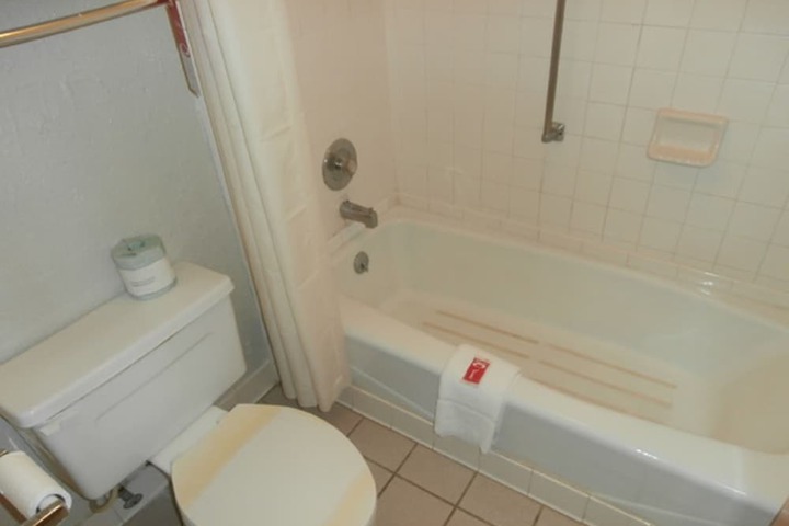 Econo Lodge Inn & Suites Conference Center