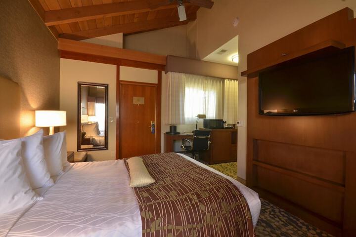 Best Western The Inn & Suites Pacific Grove