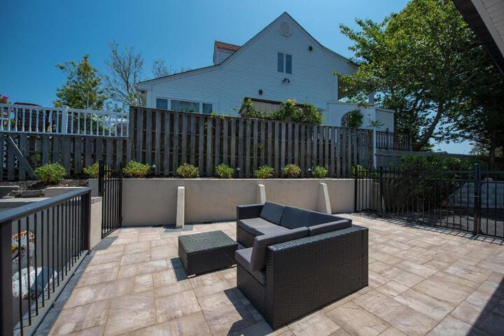 Coastal Retreat: Waterfront Deck, Awesome Views