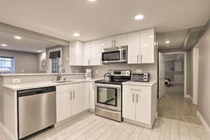 Cozy Quiet Getaway Surrounded by Nature 19 Miles To Downtown Boston