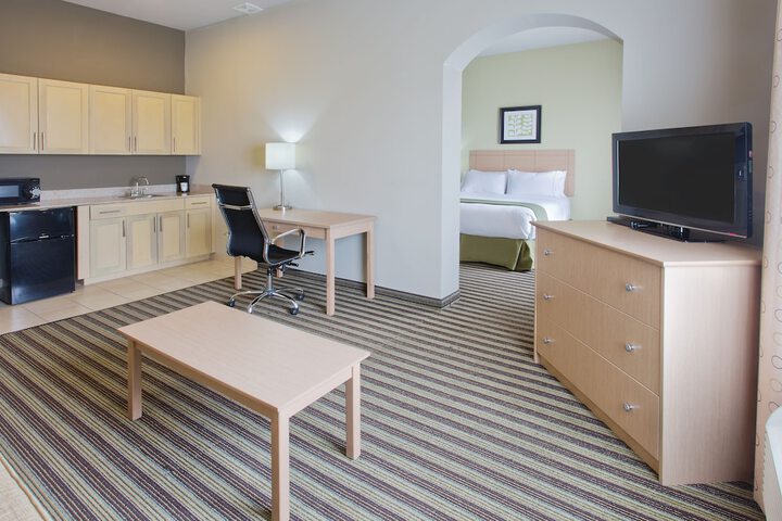 Holiday Inn Express Hotel & Suites Alvarado by IHG