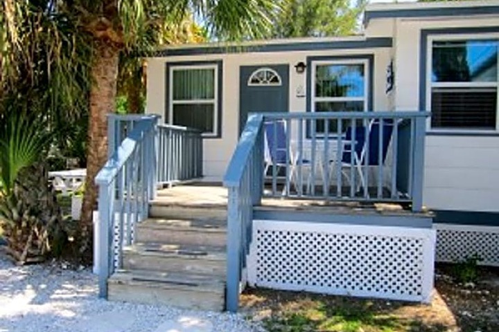Tropical Winds Motel & Cottages