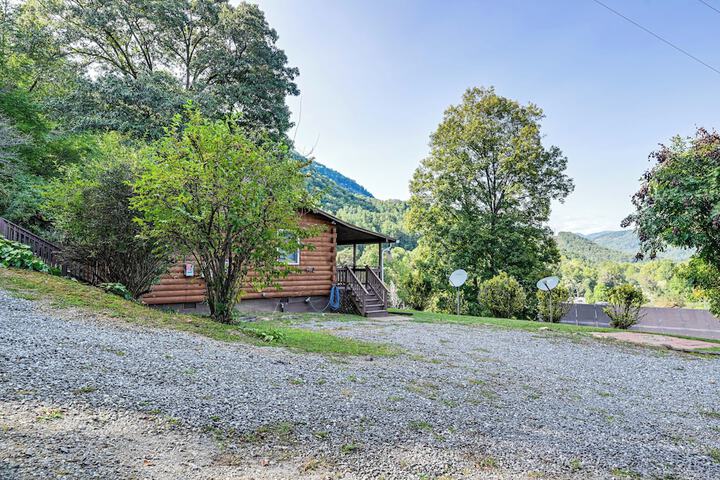 Riverfront Cabin w / Mtn Views in Tuckasegee!