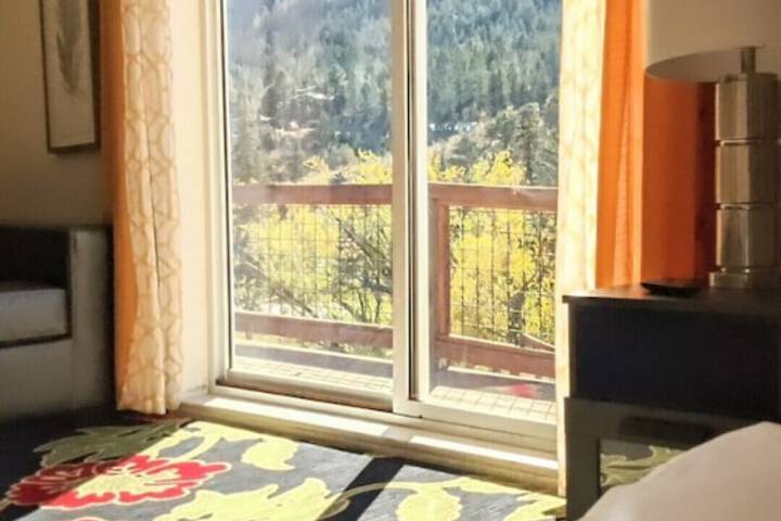 The Green Mountain Falls Lodge
