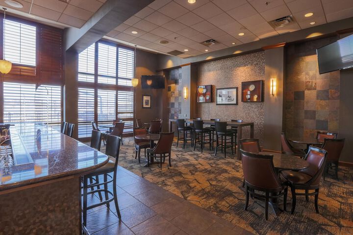 DoubleTree by Hilton Bay City - Riverfront