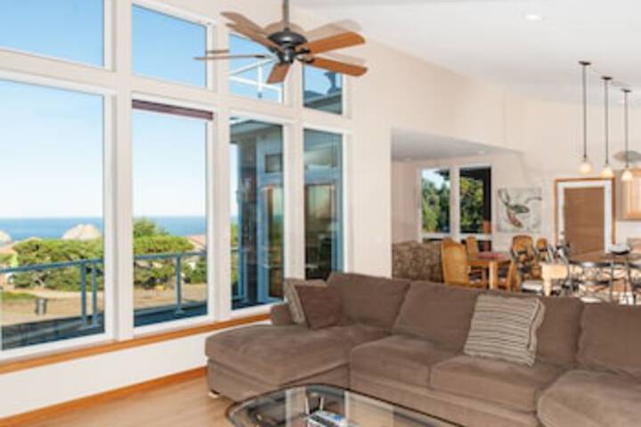 Oceanside Paradise 3 Br home by RedAwning
