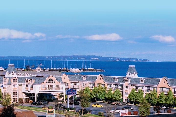 Hamilton Inn Select Beachfront Mackinaw City