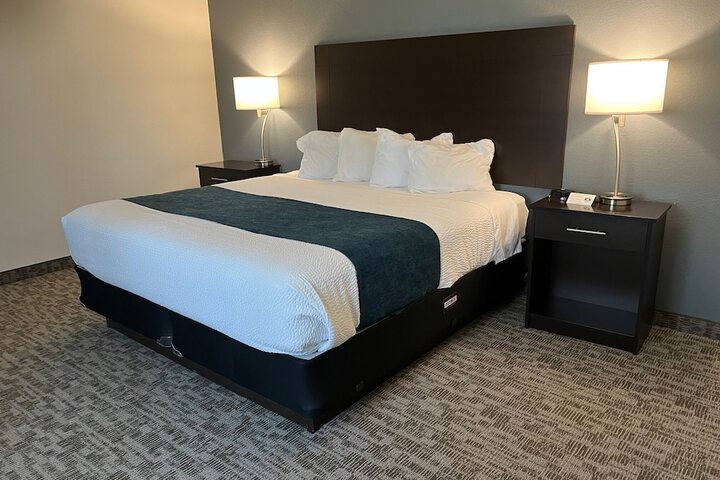 The Grove Inn & Suites