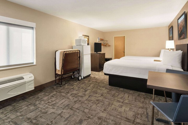 Room 11 of 32