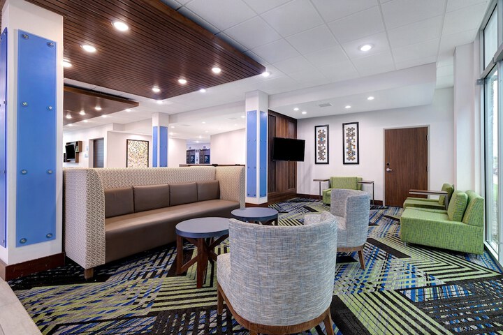 Holiday Inn Express & Suites Detroit Dearborn by IHG