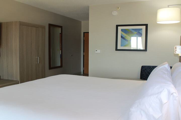 Holiday Inn Express & Suites Hope Mills-Fayetteville Arpt by IHG