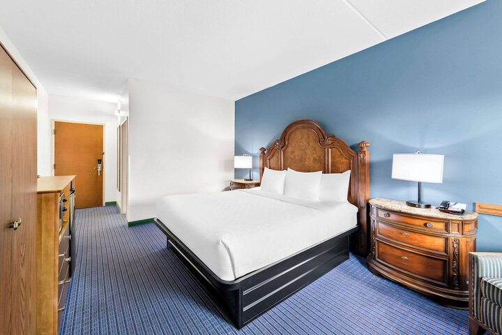 Room 35 of 73