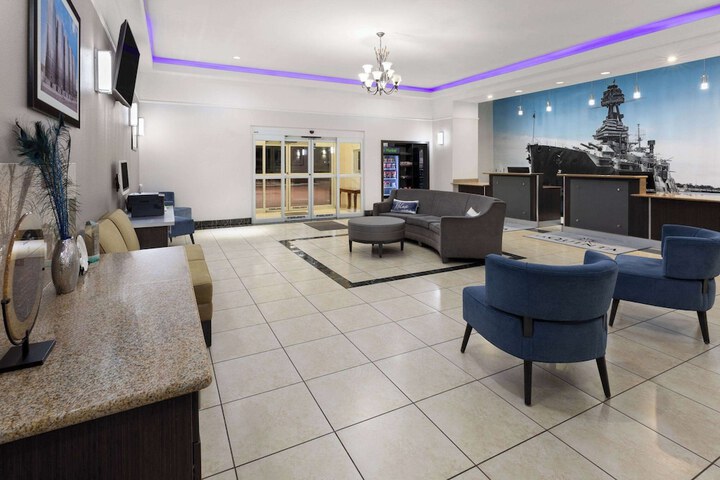 La Quinta Inn & Suites by Wyndham Deer Park