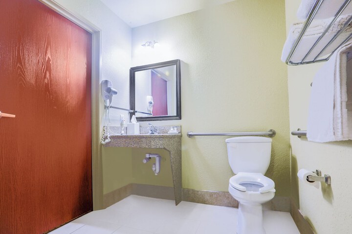 Evansville Inn & Suites by OYO