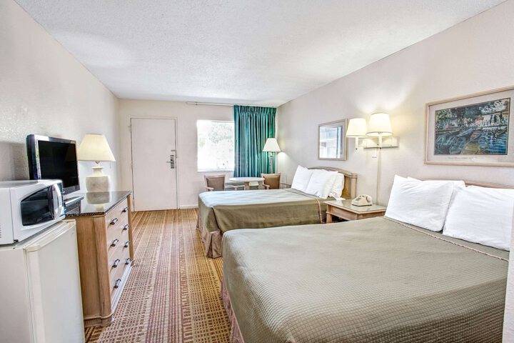Super 8 by Wyndham Kissimmee