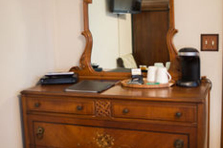 DeBourge Guesthouse