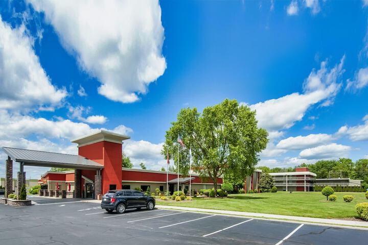 Days Inn & Suites by Wyndham Johnson City
